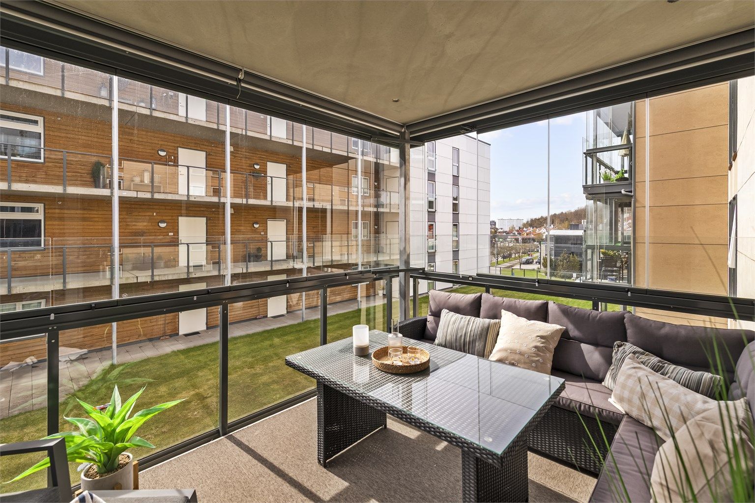 Her er det god plass til en romslig sittegruppe for sosiale sammenkomster. Det er montert varmeovner og innglassing. Så her sitter du lunt og fint til.