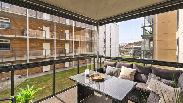 Her er det god plass til en romslig sittegruppe for sosiale sammenkomster. Det er montert varmeovner og innglassing. Så her sitter du lunt og fint til.