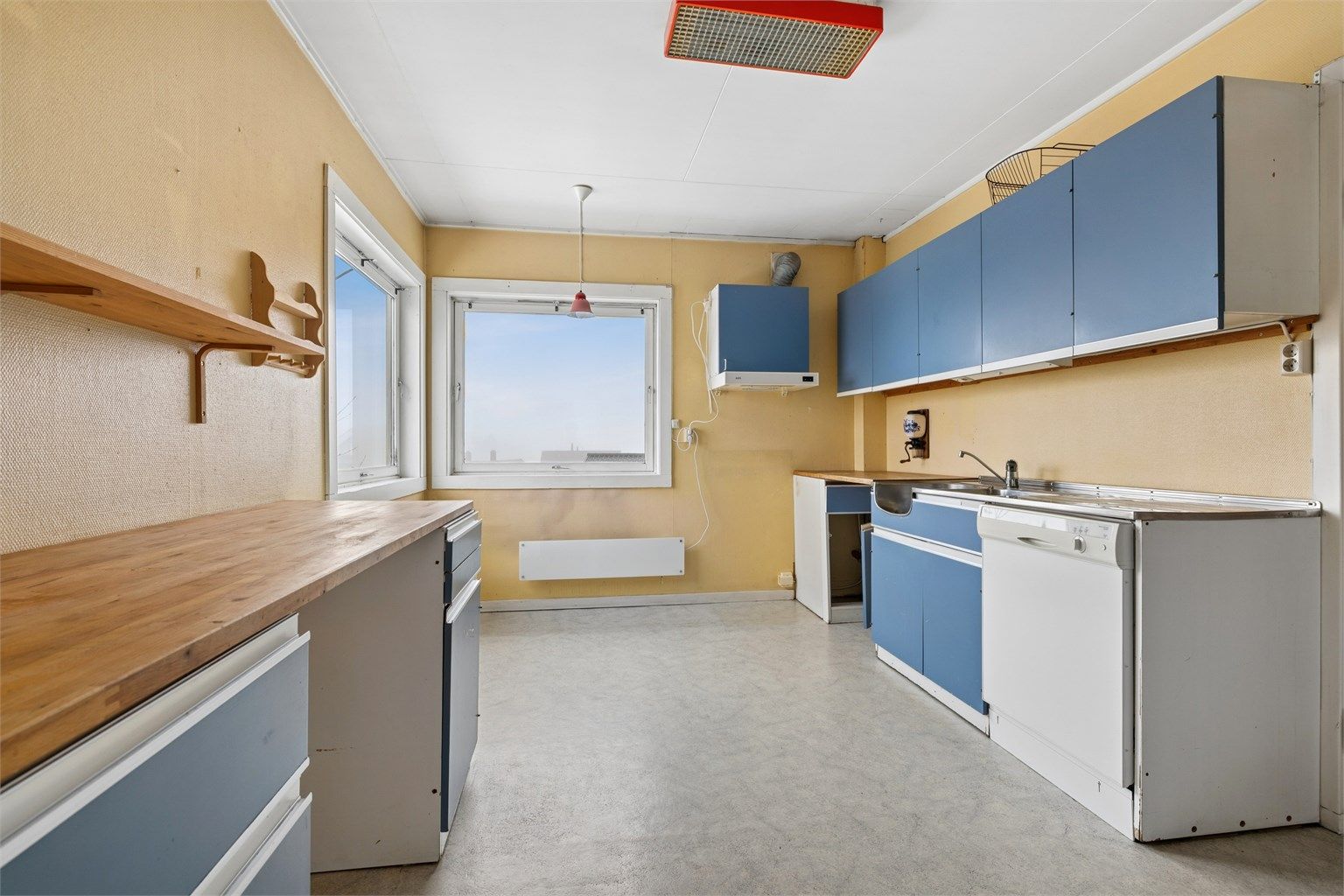 Kjøkkenet i andre etasje har en eldre innredning med benkeplate i heltre og gulvbelegg.