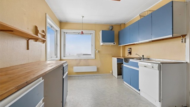 Kjøkkenet i andre etasje har en eldre innredning med benkeplate i heltre og gulvbelegg.