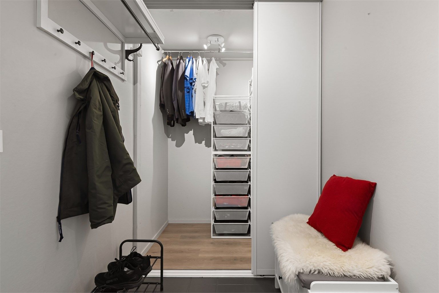 I entrén har det en praktisk skyvedørsgarderobe