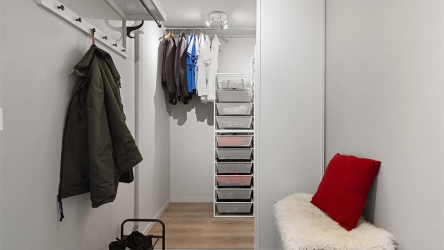 I entrén har det en praktisk skyvedørsgarderobe