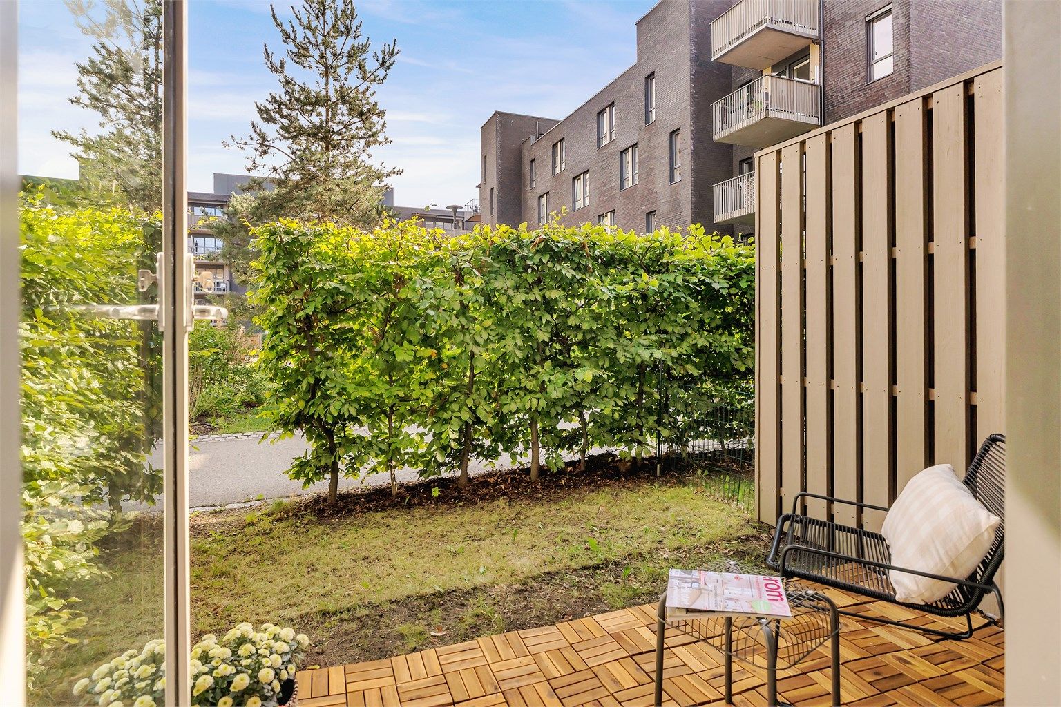 Uteplassen ligger skjermet bak diverse beplantning og har lite direkte innsyn.