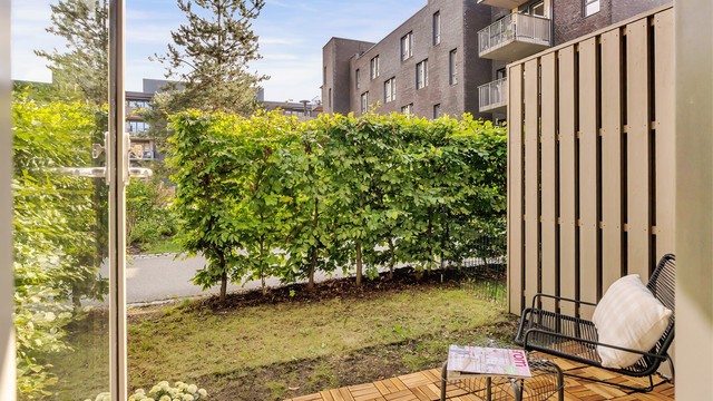 Uteplassen ligger skjermet bak diverse beplantning og har lite direkte innsyn.