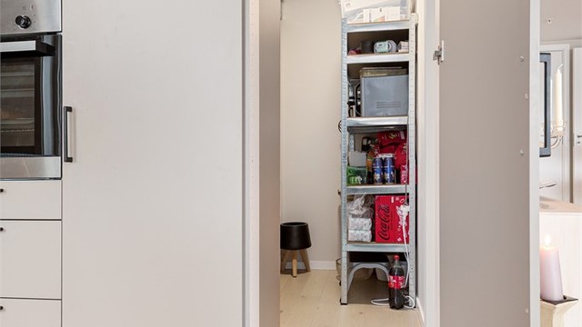 Spisskammers har god plass til oppbevaring
