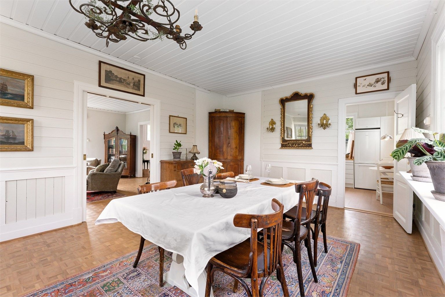 Spisestuen har god plass til langbord og ligger praktisk til i tilknytning til kjøkkenet.