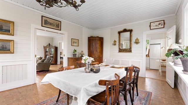 Spisestuen har god plass til langbord og ligger praktisk til i tilknytning til kjøkkenet.