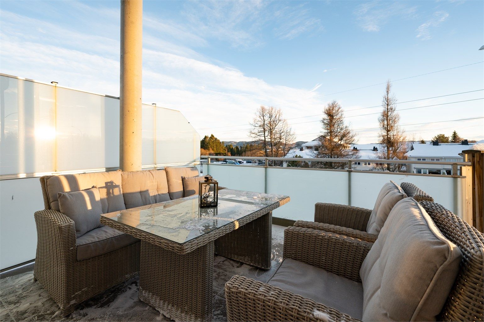 Fra stuen har man direkte utgang til en delvis overbygd terrasse på 22 kvm. 