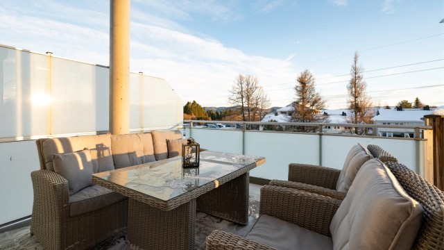 Fra stuen har man direkte utgang til en delvis overbygd terrasse på 22 kvm.