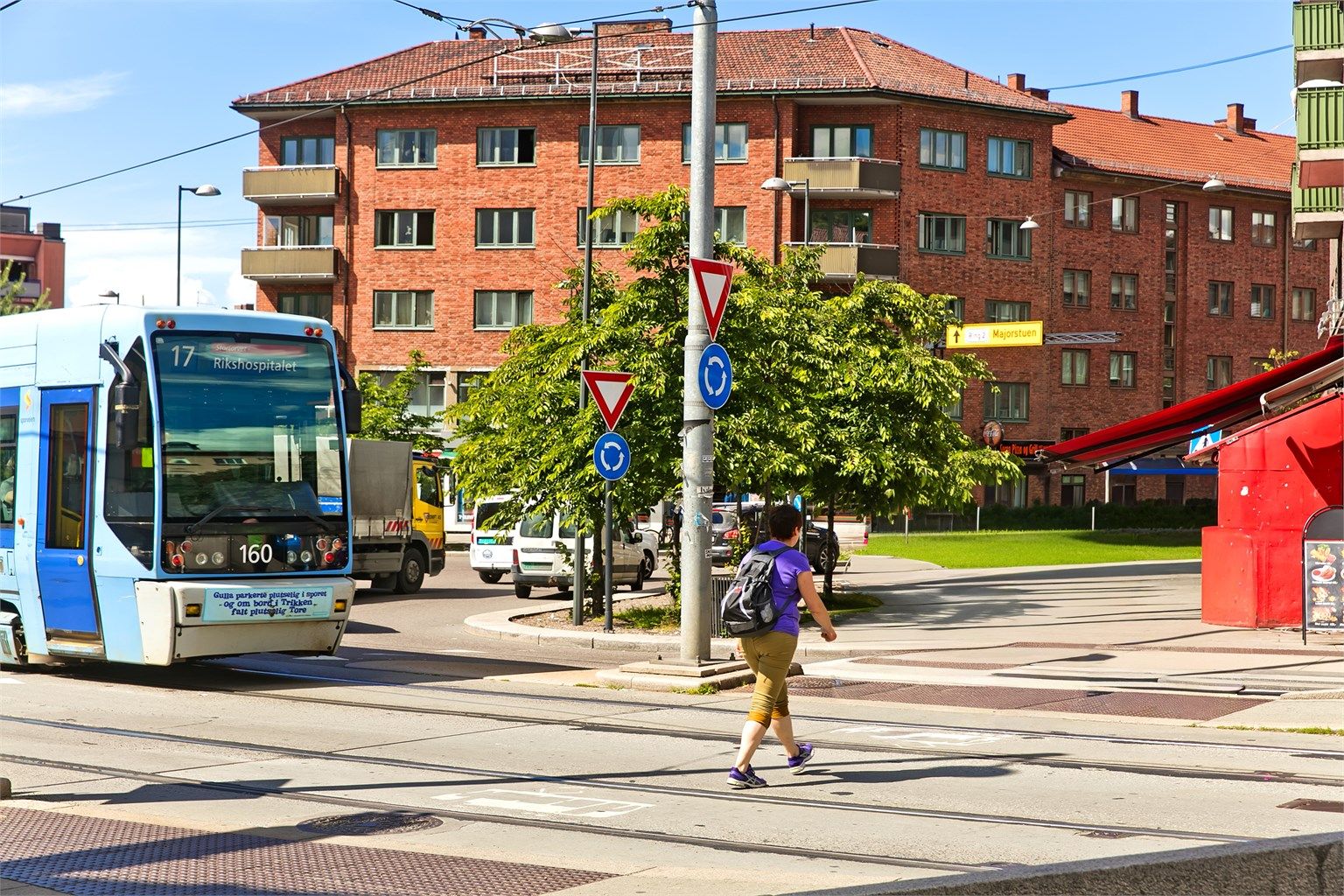 Kollektivknutepunktet Carl Berners plass ligger kun 4 minutter unna, med T-bane linje 5 og en rekke buss- og trikkelinjer.