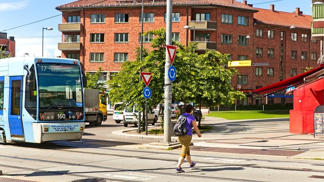Kollektivknutepunktet Carl Berners plass ligger kun 4 minutter unna, med T-bane linje 5 og en rekke buss- og trikkelinjer.