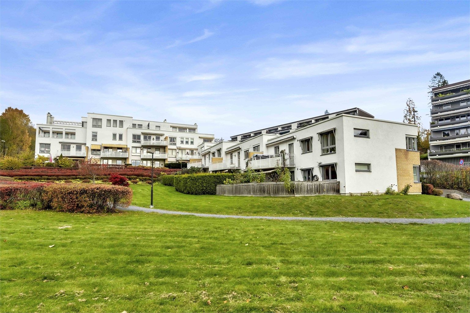 Her bor dere i barnevennlige og naturskjønne omgivelser med flotte turmuligheter rett i nærheten, samtidig som Bekkestua med butikker, servering og servicetilbud ligger en kort tur unna. Foto: Zovenfra AS