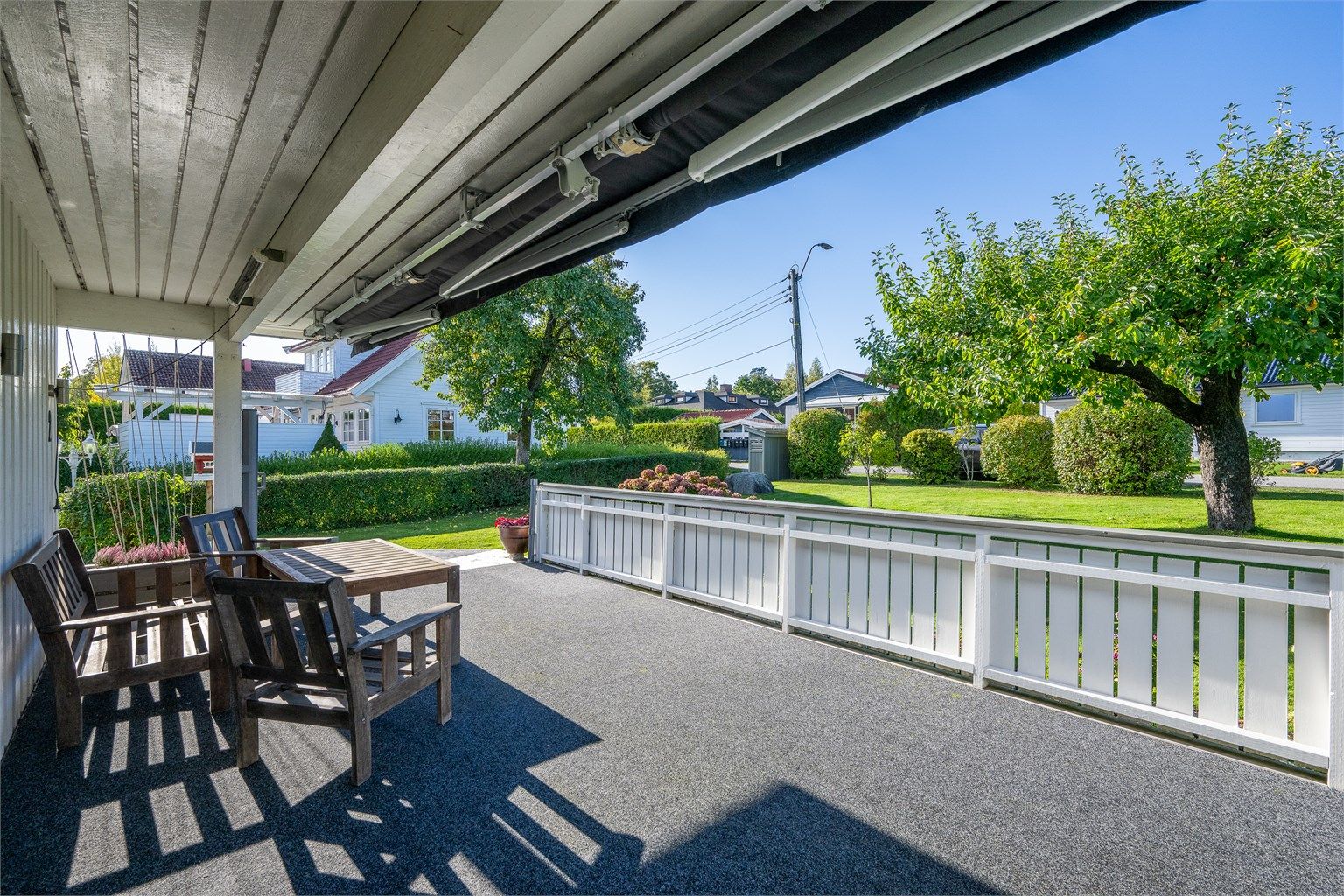 Romslig terrasse som blir en naturlig forlengelse av oppholdsarealet i sommerhalvåret.