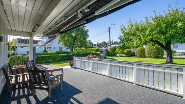 Romslig terrasse som blir en naturlig forlengelse av oppholdsarealet i sommerhalvåret.