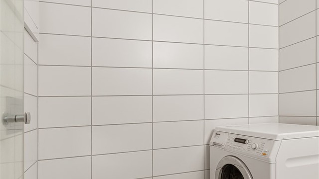 Flislagt bad med plass til vaskemaskin og evt tørketrommel om ønskelig