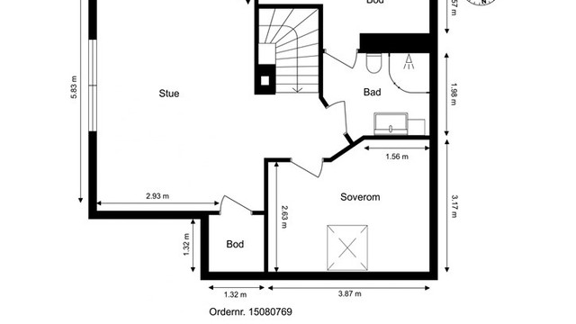 Loftsetasjen på 38 m² er innredet med stue, soverom, bad og to boder for rikelig med lagringsplass.