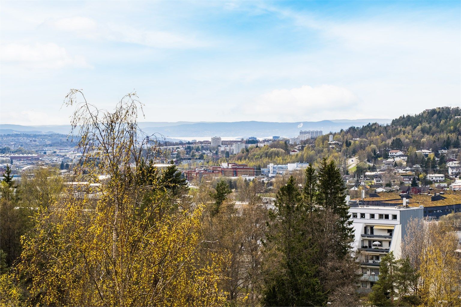 På klare dager kan man se helt til Oslofjorden.