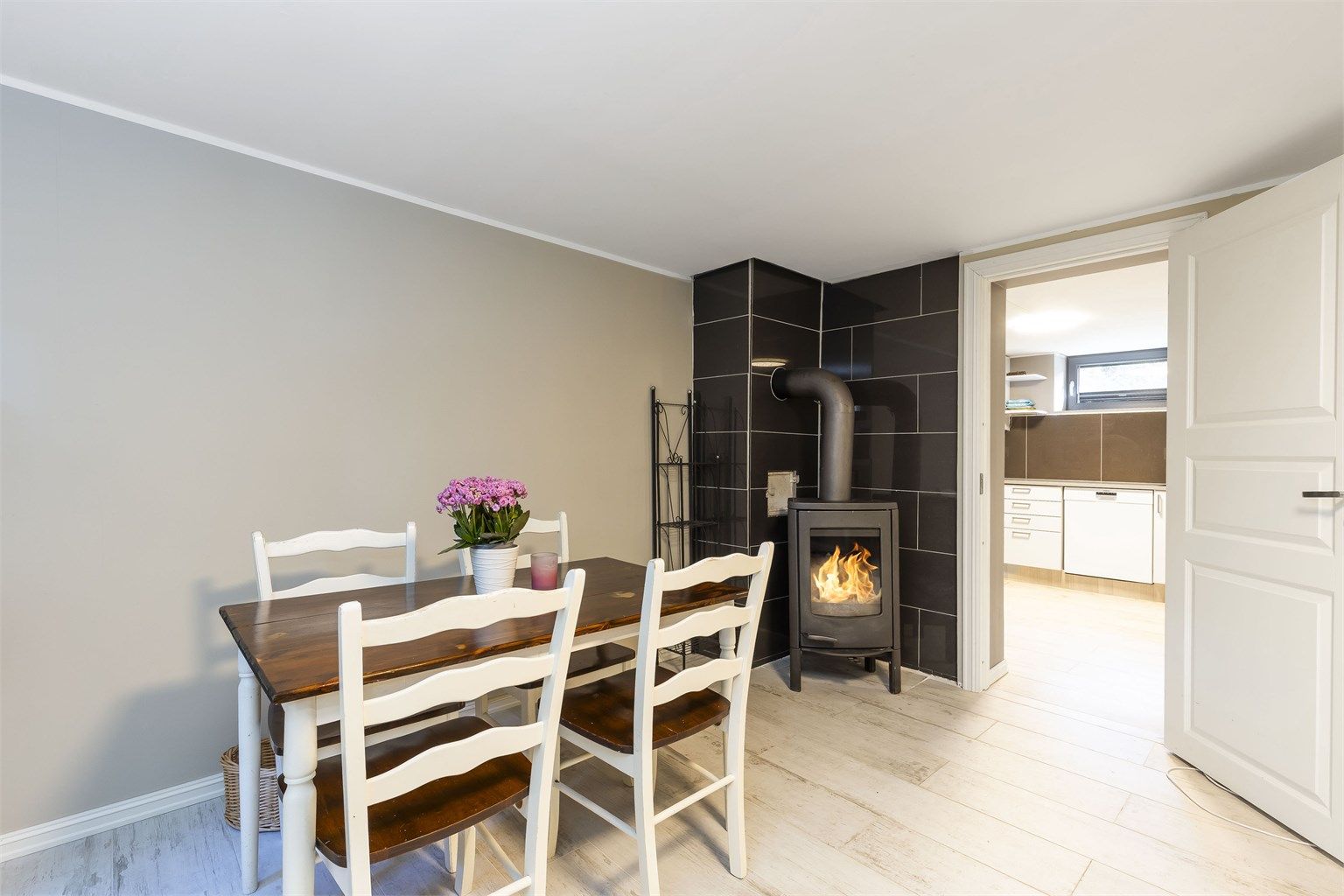 Kjelleretasjen har en praktisk planløsning og det er plass til spisebord i stuedel.