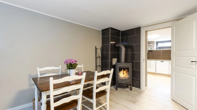 Kjelleretasjen har en praktisk planløsning og det er plass til spisebord i stuedel.