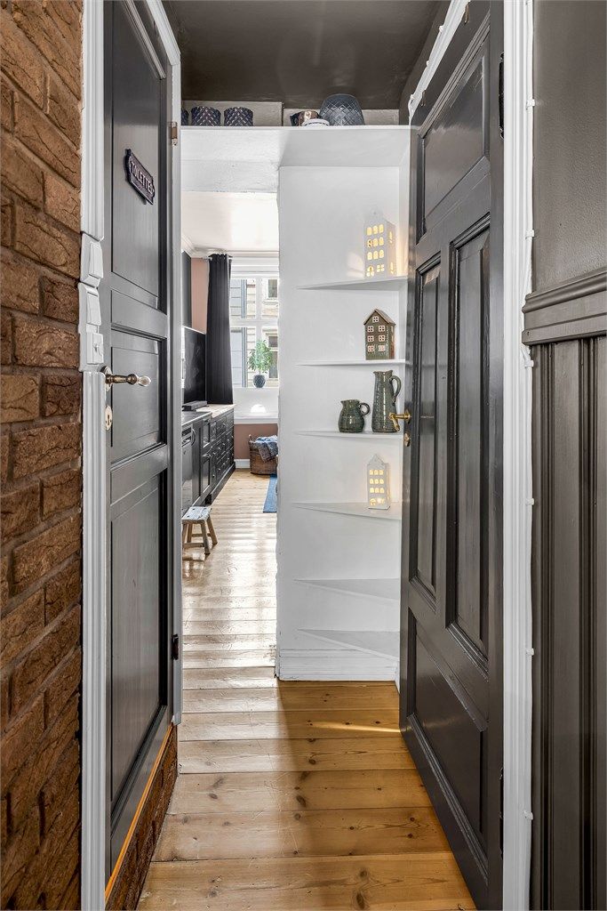 Leiligheten har gjennomgående planløsning med soverom mot bakgård.