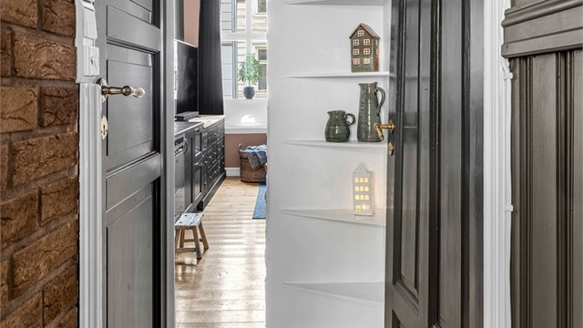 Leiligheten har gjennomgående planløsning med soverom mot bakgård.