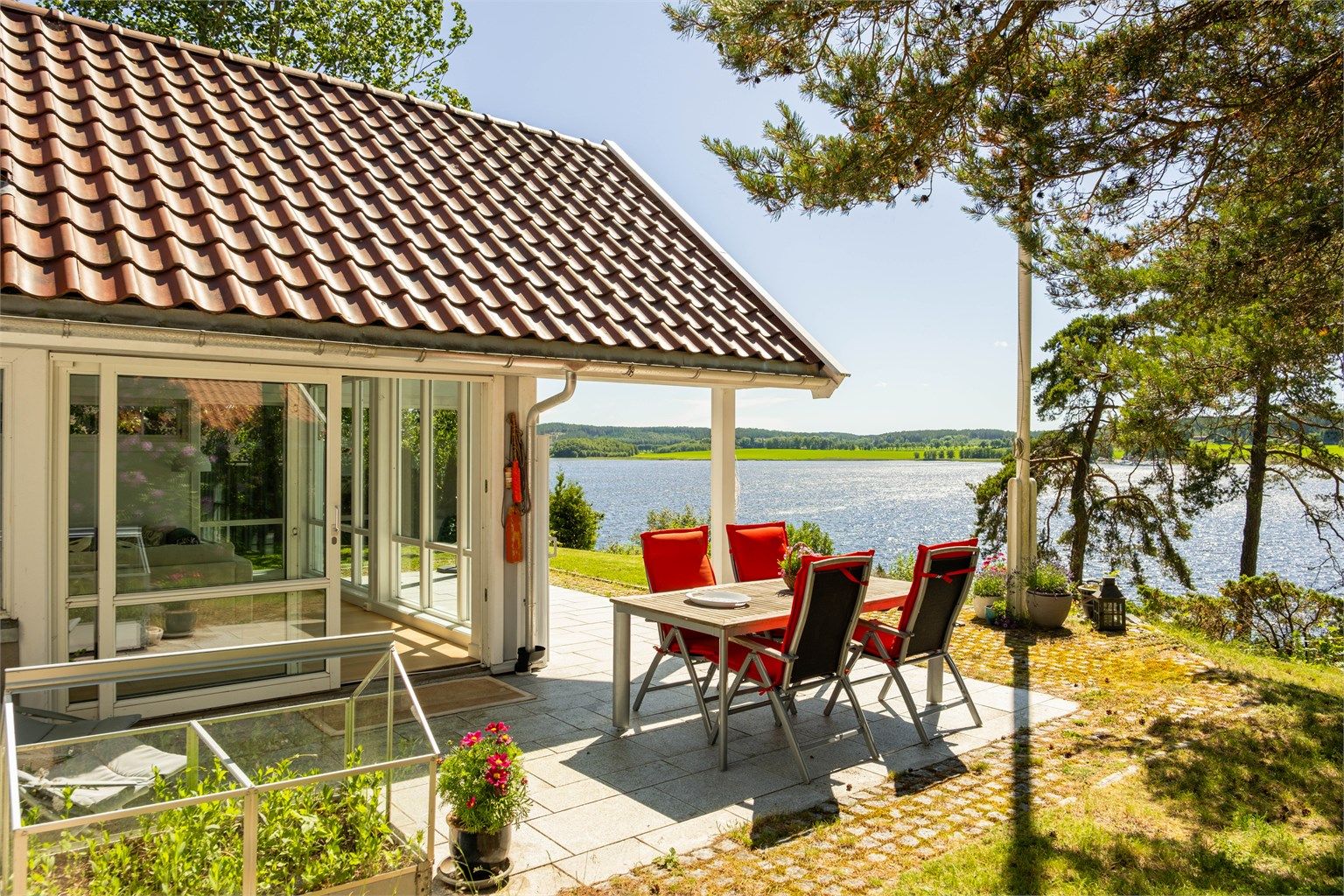 Hyttas eleverte posisjon byr på flott, vestvendt utsikt.