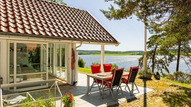Hyttas eleverte posisjon byr på flott, vestvendt utsikt.