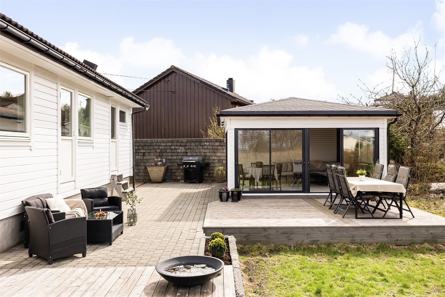 Innholdsrik familiebolig over 2 etasjer på en nydelig opparbeidet tomt