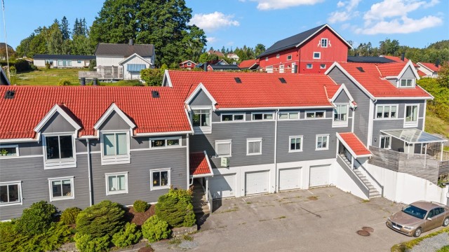 Rekkehuset har en integrert garasje på bakkeplan.