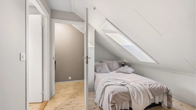 Det andre innredede rommet på loftet. Rommene har laminatgulv og platekledning i skråtak.