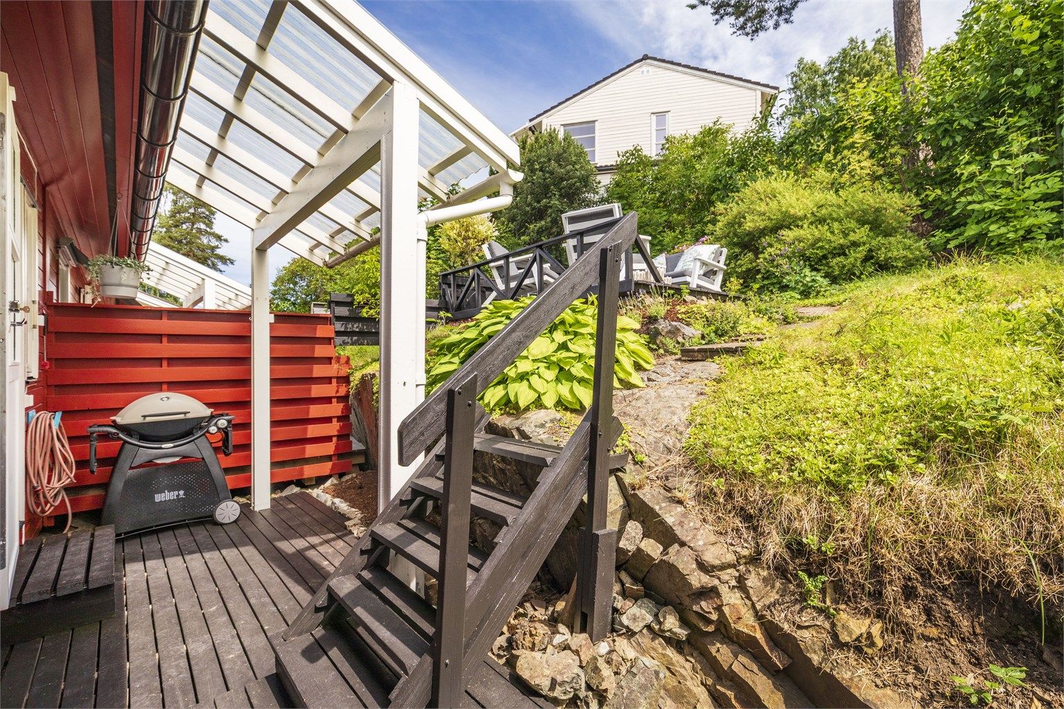 Terrassen har et praktisk overbygg som dekker for regn og vind