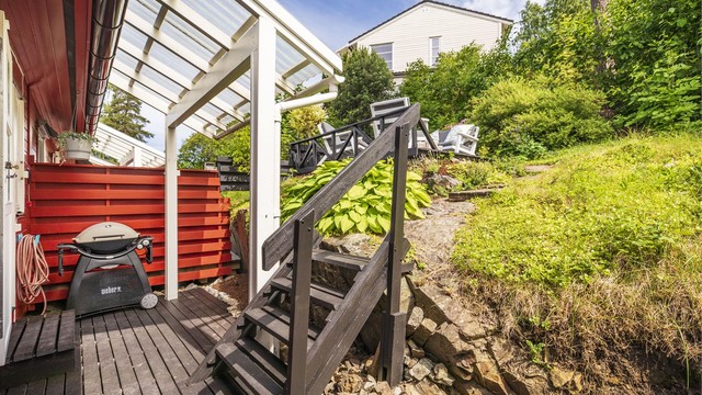 Terrassen har et praktisk overbygg som dekker for regn og vind