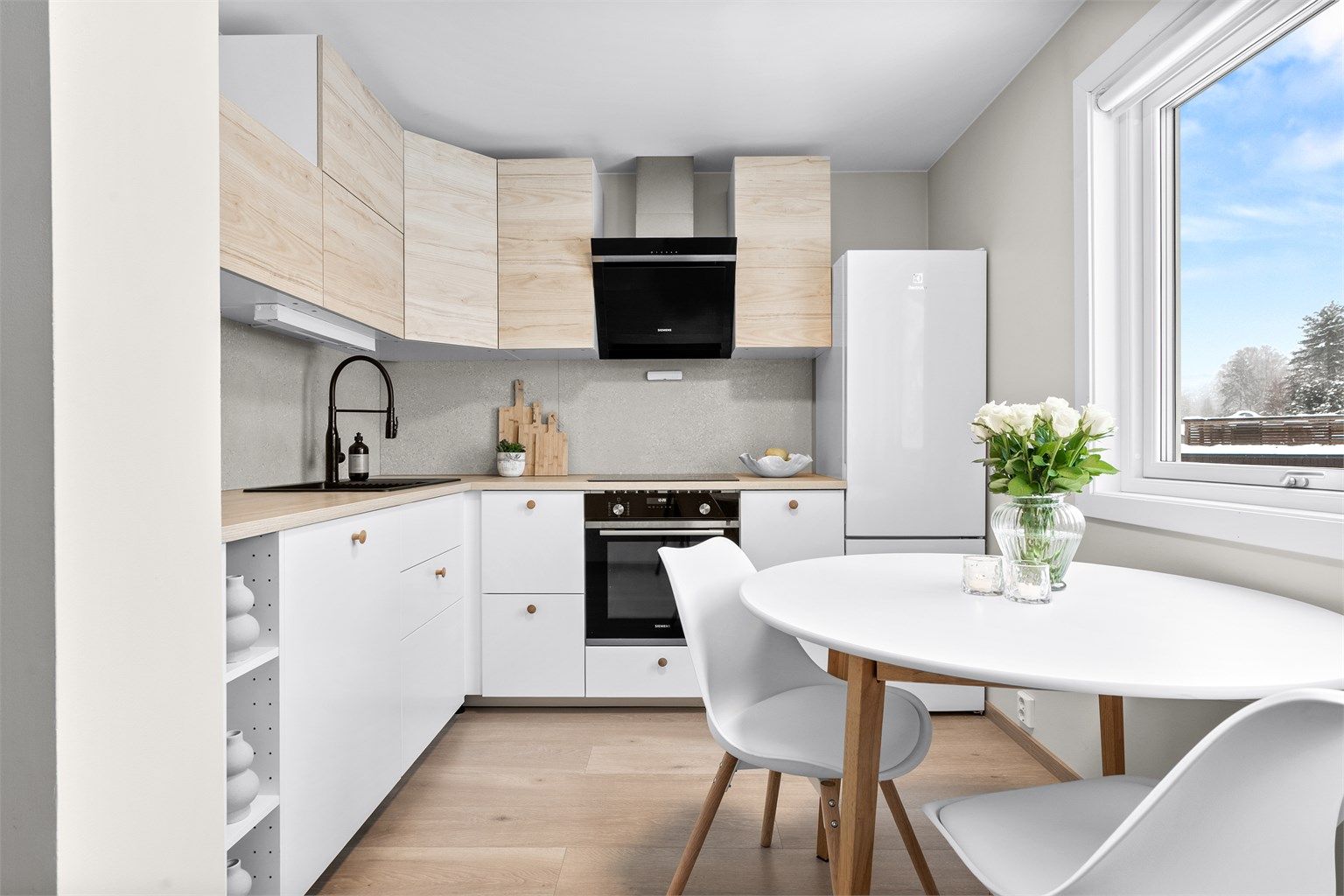 Kjøkken - kjøkkenløsning fra 2021 - innredning med glatte fronter og laminert benkeplate