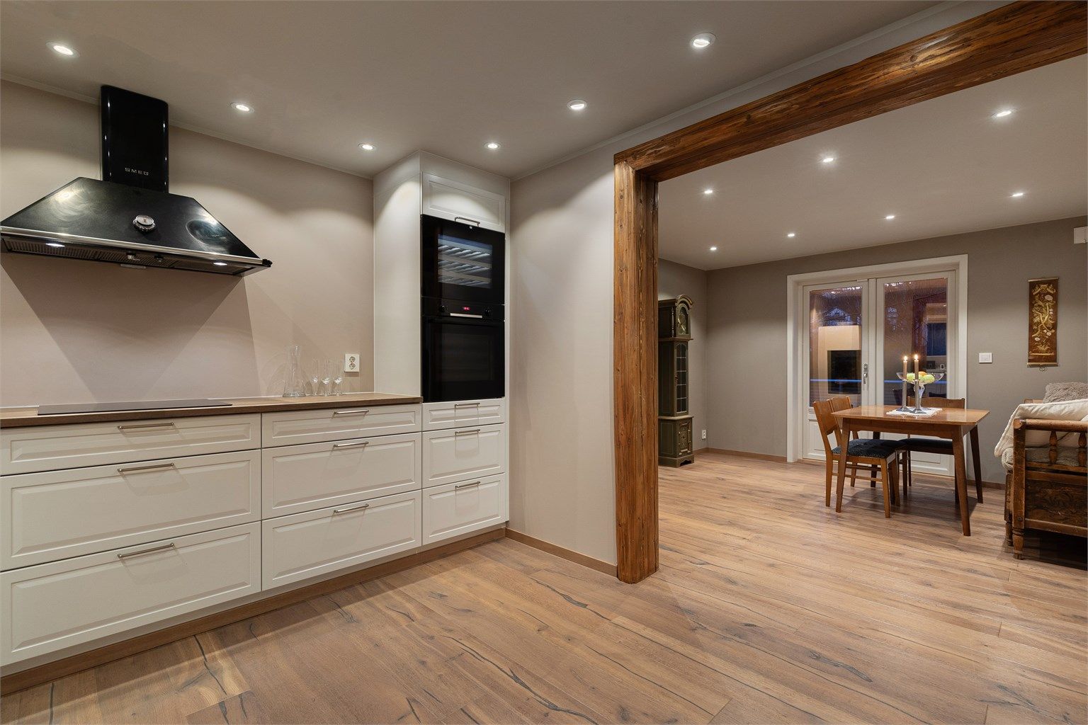 Fra kjøkken mot spisestue - Utgang til terrasse fra spisestuen 