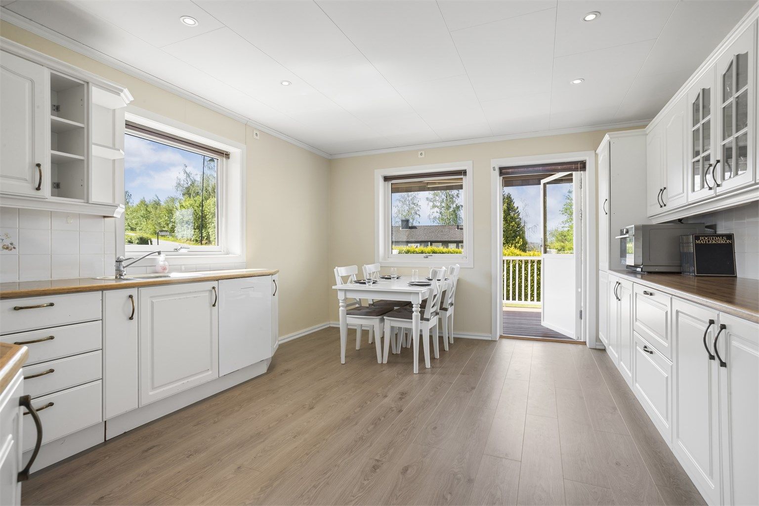 Lys og trivelig bolig fra 2000 med dobbelgarasje og solrike uteplasser. Boligen holder en god teknisk standard og er oppgradert i nyere tid med bl.a. bergvarme og balansert ventilasjon