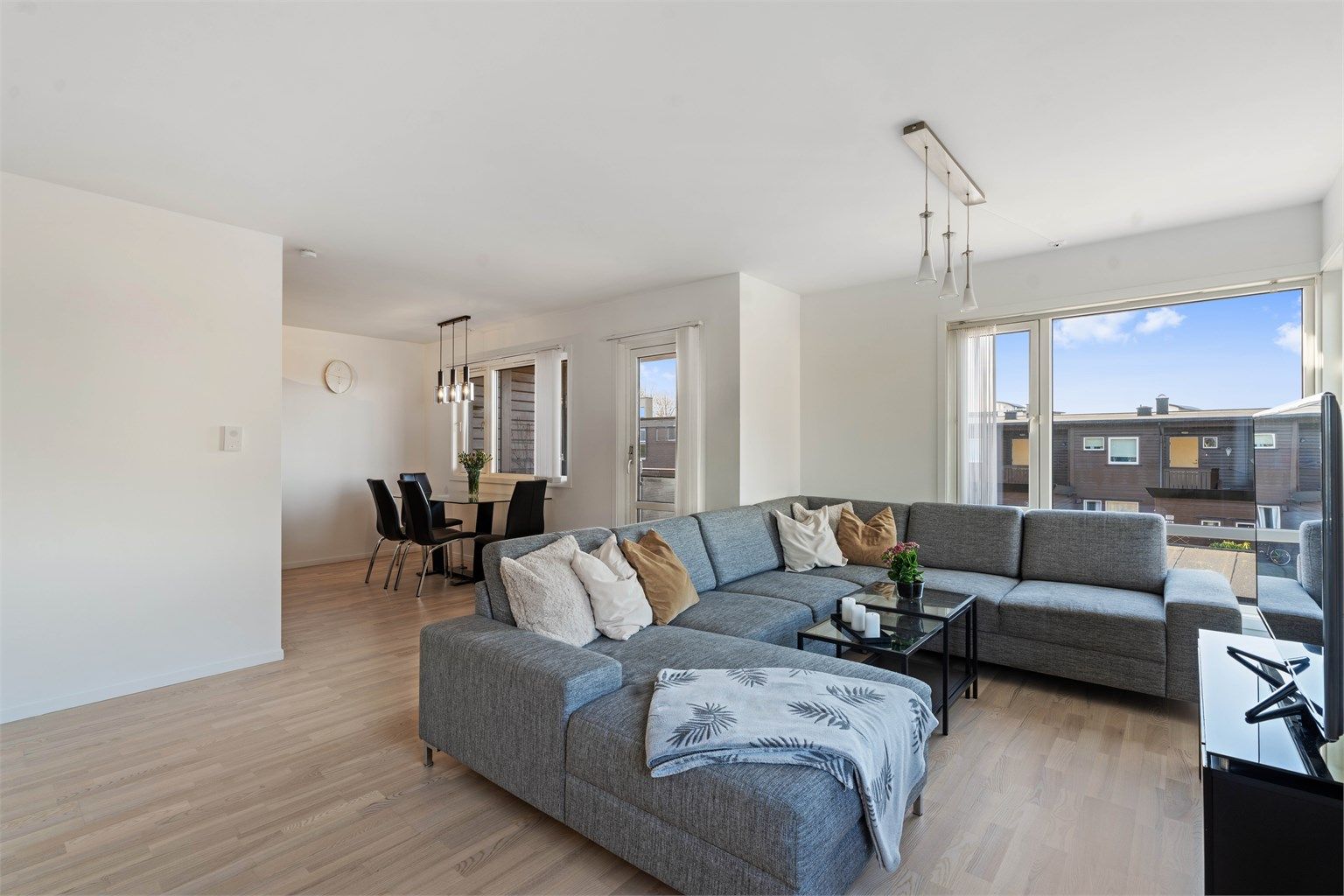 Stue og kjøkken har en delvis åpen løsning