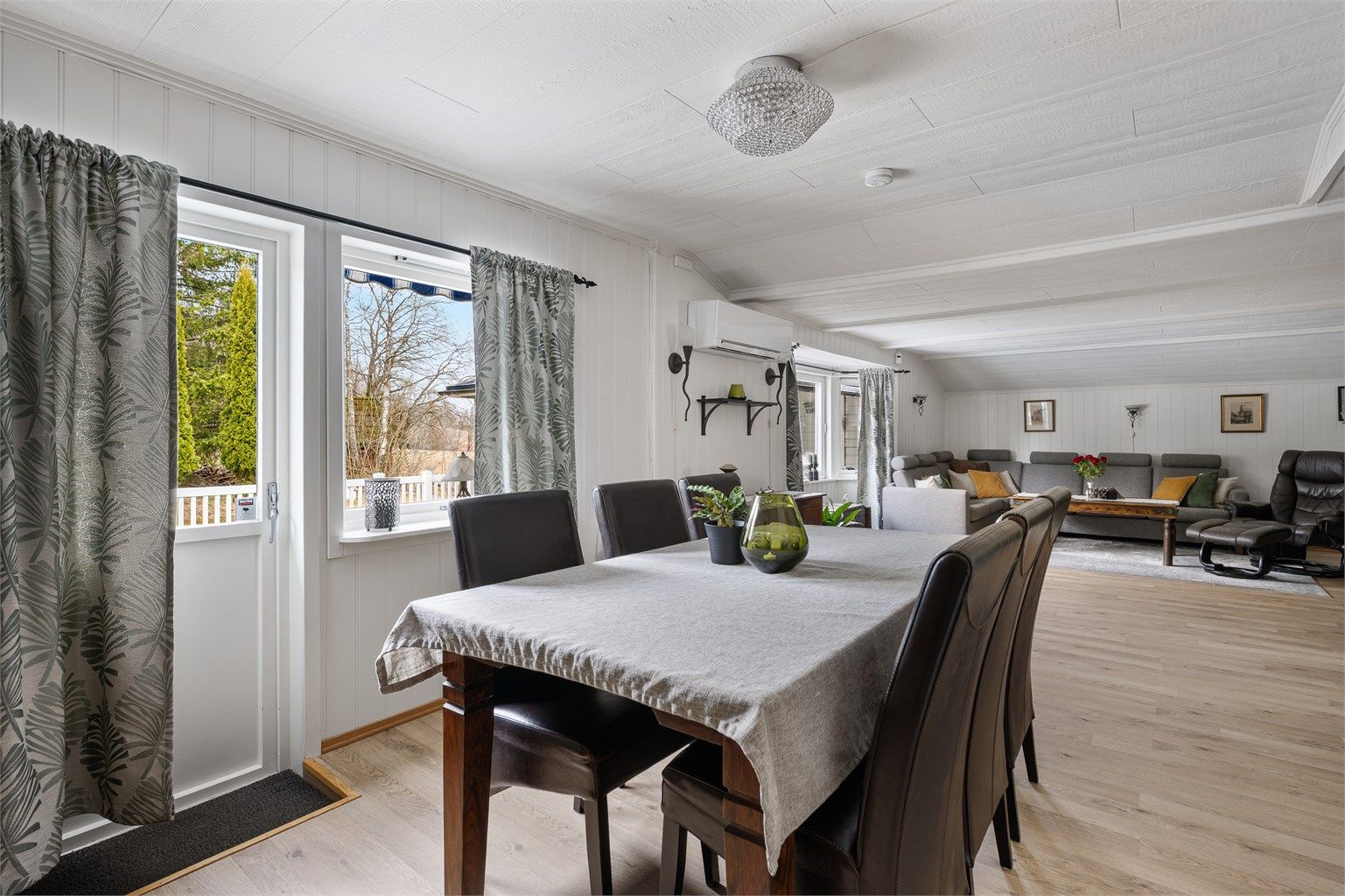 Fra spisestuen har man adkomst ut til boligens terrasse.