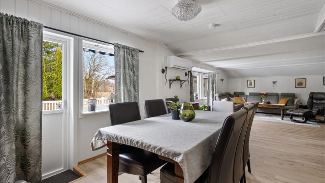 Fra spisestuen har man adkomst ut til boligens terrasse.
