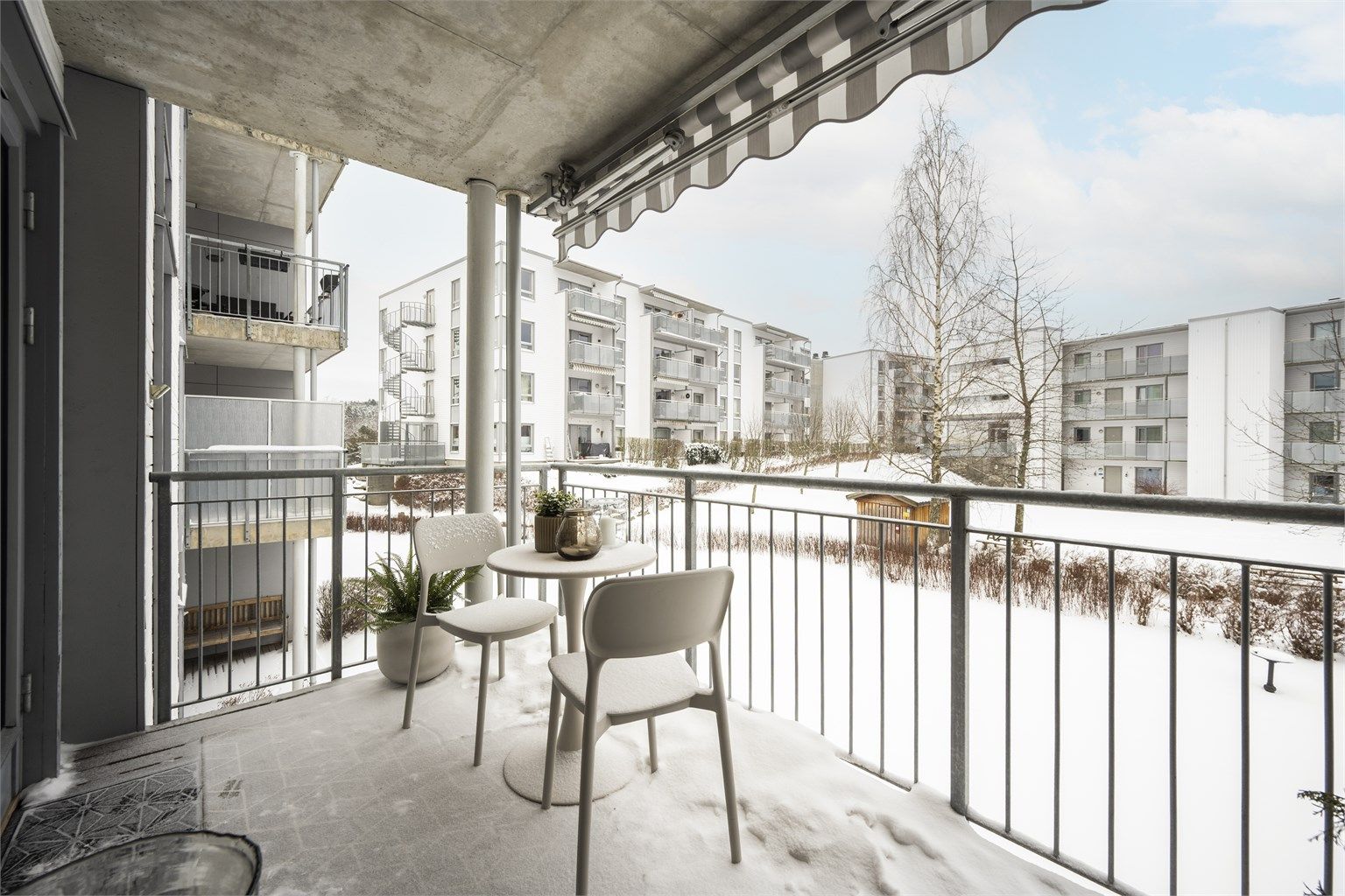 Sydvendt balkong med praktisk overbygg for beskyttelse mot vær og vind.