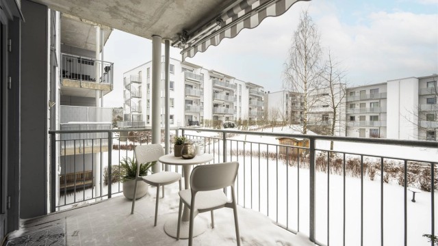 Sydvendt balkong med praktisk overbygg for beskyttelse mot vær og vind.