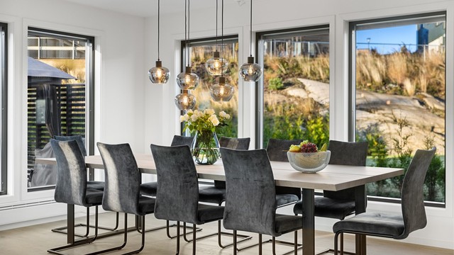 God plass til langbord med plass til mange gjester.