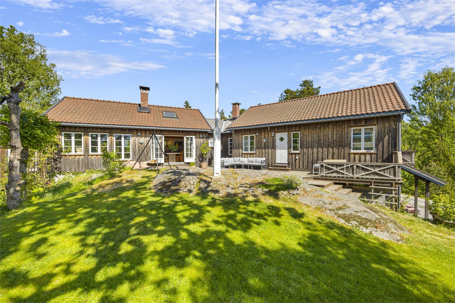 Velholdt og lettstelt eiendom med alt man trenger i tillegg til meget god og påkostet standard!