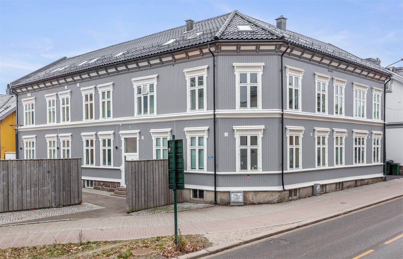 Beliggende meget sentralt til i Tønsberg sentrum med gangavstand til alle fasiliteter!