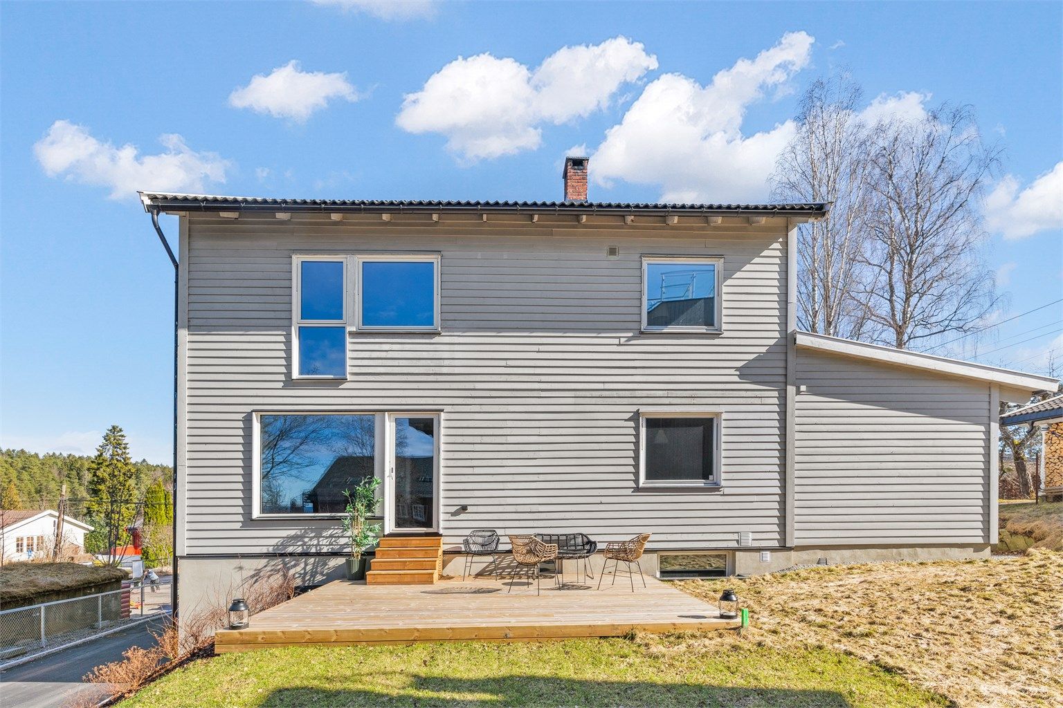 Hage og vestvendt terrasse (hagegrensen mot vest går i flukt med plattingen)