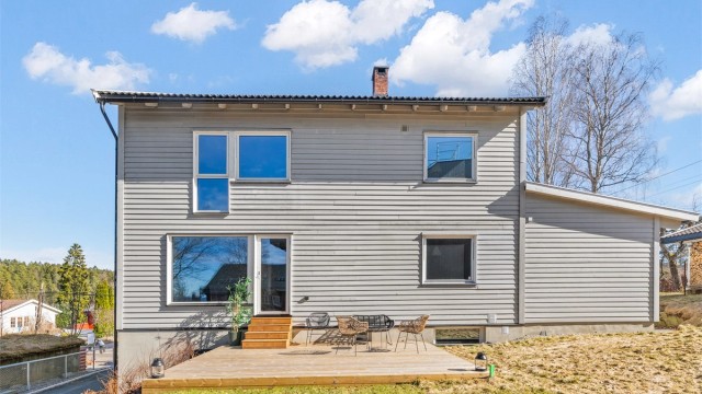 Hage og vestvendt terrasse (hagegrensen mot vest går i flukt med plattingen)