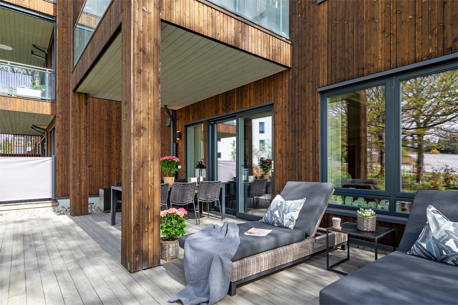 Beliggenheten på enden av bygget gjør uteplassen usjenert og privat, og nydelig utsikt kan nytes i lune og solrike omgivelser.