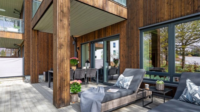 Beliggenheten på enden av bygget gjør uteplassen usjenert og privat, og nydelig utsikt kan nytes i lune og solrike omgivelser.