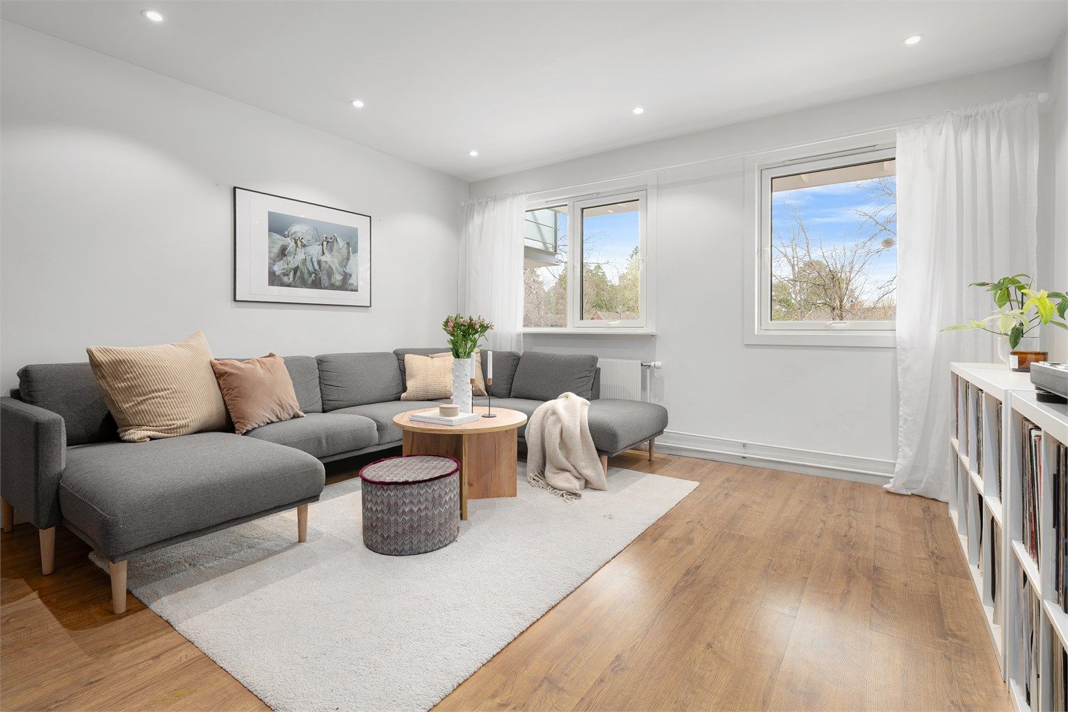 Velkommen til Hallagerbakken 38 og denne svært romslige leiligheten med gjennomgående pen standard i populære Hallagerbakken - Presentert av Christoffer S. Akerjordet og Krogsveen Nordstrand