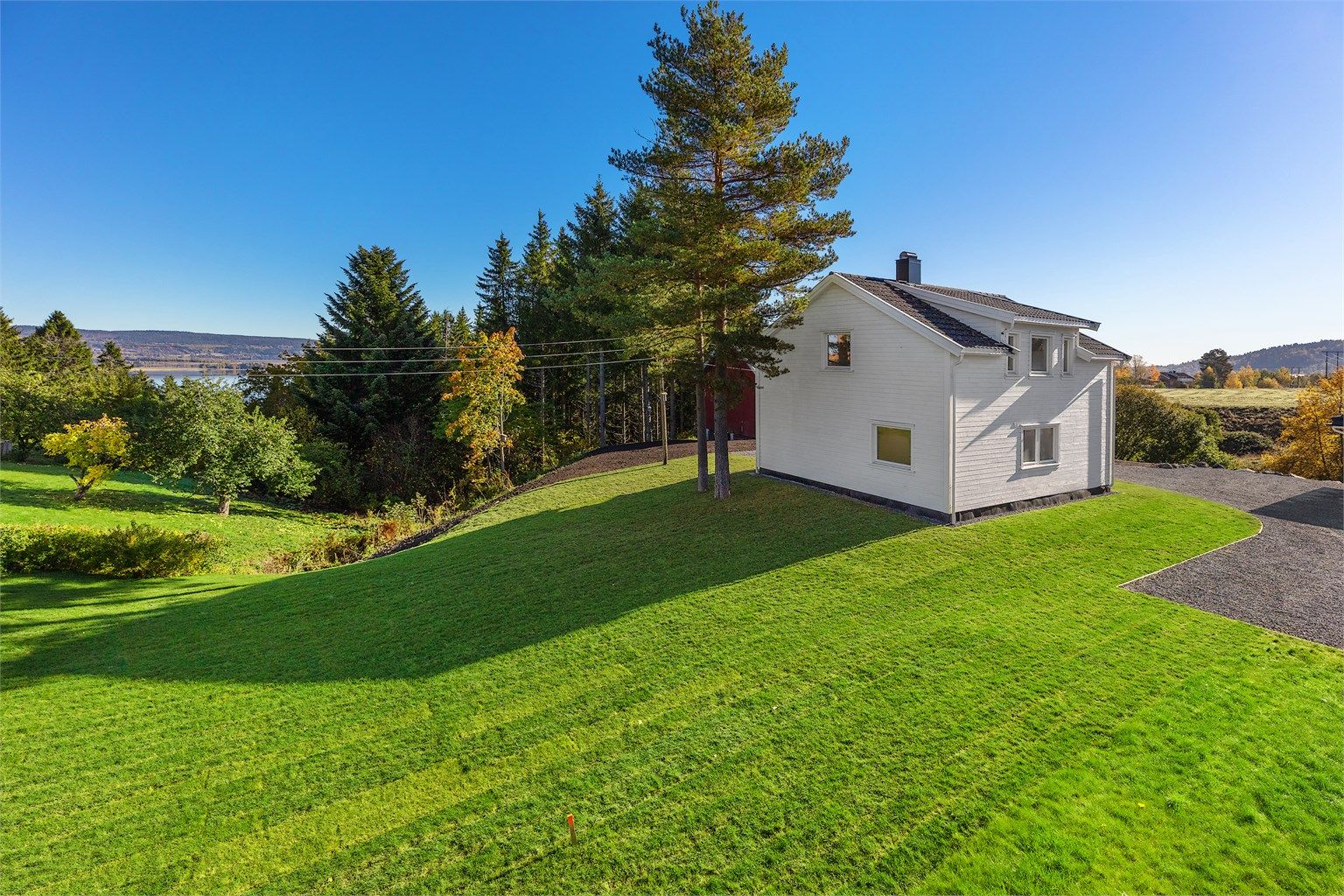 Eiendomsmegler Krogsveen v/ Idriss Eliassy ønsker velkommen til Tomterstien 19B. Eiendommen er på hele 7 933 kvm