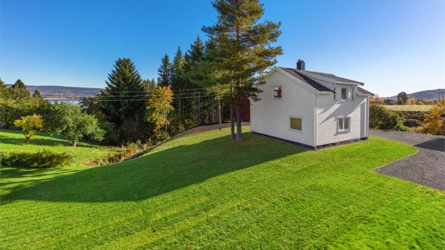 Eiendomsmegler Krogsveen v/ Idriss Eliassy ønsker velkommen til Tomterstien 19B. Eiendommen er på hele 7 933 kvm